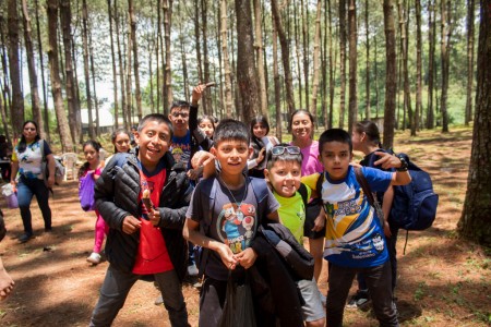 Estudiantes del Colegio Salesiano Don Bosco participan en actividades recreativas durante la celebraci&oacute;n de la Pascua.