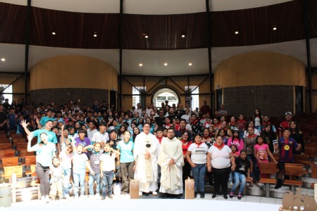 Participantes de los oratorios al finalizar la Eucarist&iacute;a que marc&oacute; el inicio de la Pascua oratoriana, vivida con alegr&iacute;a y esp&iacute;ritu de fe.