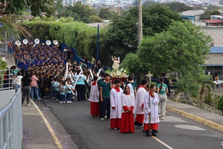 instalaciones.   Estudiantes del CEDES Don Bosco participan con alegr&iacute;a en la procesi&oacute;n pascual, acompa&ntilde;ando la imagen de Cristo resucitado dentro de las instalaciones.
