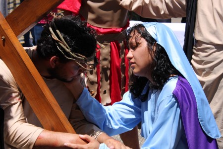 J&oacute;venes del Centro Don Bosco de P&eacute;rez Zeled&oacute;n representan el encuentro de Jes&uacute;s con su madre Mar&iacute;a durante el V&iacute;a Crucis viviente, en un momento cargado de fe y profundo sentido espiritual.