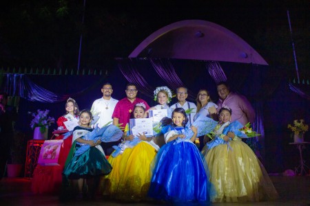 Autoridades educativas acompa&ntilde;an a las estudiantes galardonadas durante la Gala Final 2026 de la Escuela Anexa San Juan Bosco. 