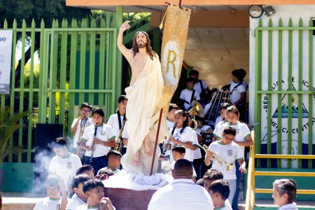 Cristo Resucitado recorre las instalaciones de la Escuela Anexa San Juan Bosco, acompa&ntilde;ado por los estudiantes que, con fe y alegr&iacute;a, participan en la procesi&oacute;n interna como signo vivo de la esperanza pascual.