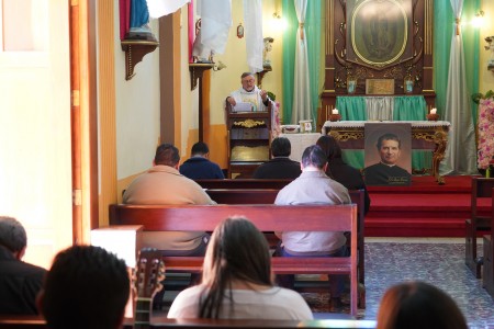Colaboradores de Casa Inspectorial se re&uacute;nen en la Capilla de Guadalupe para celebrar a Don Bosco en un ambiente de fe y esp&iacute;ritu de familia.