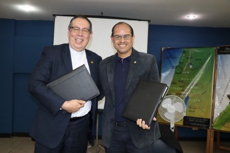 Autoridades de la Universidad Mesoamericana y el CFP P. Bartolom&eacute; Ambrosio SDB sellan su compromiso con una educaci&oacute;n transformadora y el legado salesiano.