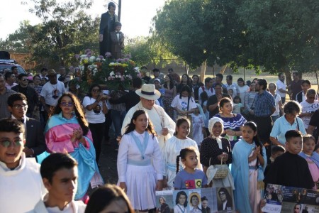 La feligres&iacute;a acompa&ntilde;a en procesi&oacute;n la imagen de San Juan Bosco, unida en canto y oraci&oacute;n.
