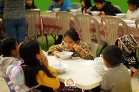 Ni&ntilde;os y j&oacute;venes comparten un momento de fraternidad en el comedor &ldquo;Mam&aacute; Margarita&rdquo;.