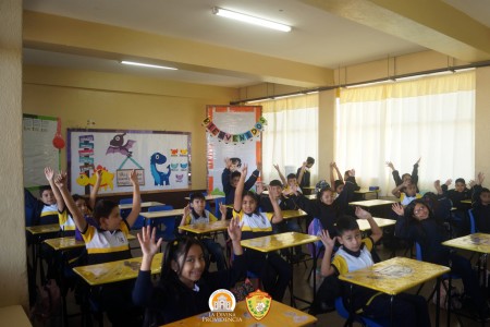 Estudiantes del Liceo Salesiano comparten sonrisas y entusiasmo en el aula durante el primer d&iacute;a de clases, celebrando el inicio del a&ntilde;o escolar 2026 en un ambiente de fraternidad y esperanza.