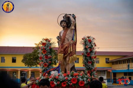 La imagen de San Sebasti&aacute;n, m&aacute;rtir y fiel testigo de Cristo, preside la celebraci&oacute;n en Monimb&oacute;, recordando su valent&iacute;a en la fe y su intercesi&oacute;n como protector y signo de esperanza para la comunidad.
