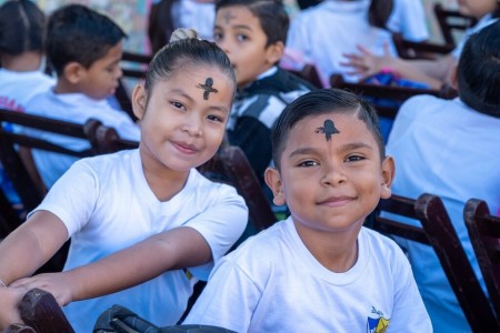 Estudiantes del Colegio Salesiano Don Bosco de Masaya reciben la cruz de ceniza en su frente, signo visible del inicio de la Cuaresma y del llamado a la preparaci&oacute;n para la Pascua.