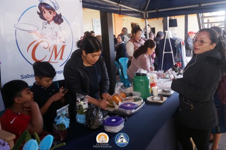 Egresados de la Academia La Divina Providencia presentan sus productos durante la feria empresarial.