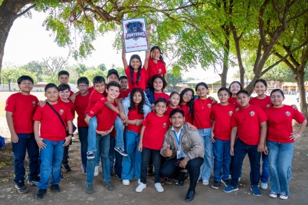Estudiantes del Colegio Salesiano Don Bosco de Masaya, junto a su docente, comparten un momento de alegr&iacute;a y sana convivencia durante el desarrollo de los Juegos Intramuros, expresi&oacute;n del esp&iacute;ritu salesiano y la formaci&oacute;n integral a trav&eacute;s del deporte.