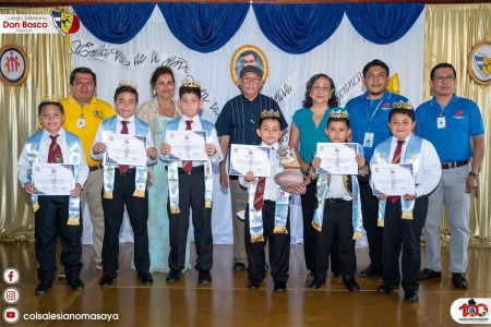 Ganadores y estudiantes sobresalientes de la Elecci&oacute;n del Poeta Ni&ntilde;o 2026 posan al finalizar el certamen, que celebr&oacute; el talento, la poes&iacute;a y la identidad cultural en el Colegio Salesiano Don Bosco de Masaya.