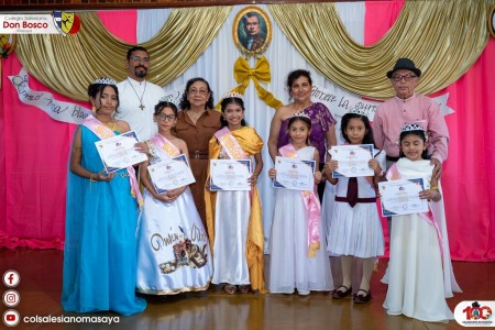 Las ganadoras de la Elecci&oacute;n de la Rosa Ni&ntilde;a 2026 posan con sus diplomas, celebrando el talento y la identidad cultural nicarag&uuml;ense.