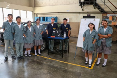 Los estudiantes de noveno grado son divididos en peque&ntilde;os grupos de trabajo, para que la experiencia pueda ser m&aacute;s personificada.