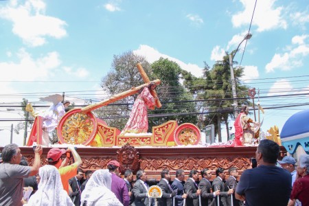 Fieles acompa&ntilde;an con devoci&oacute;n la procesi&oacute;n de Jes&uacute;s Nazareno del Desamparo y la Virgen de Dolores en Guatemala.