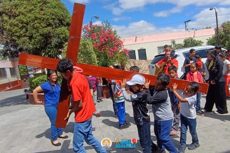 Ni&ntilde;os y j&oacute;venes de la Obra Social Mam&aacute; Margarita participan con fe y recogimiento en el rezo del Viacrucis durante la jornada de Lunes Santo.