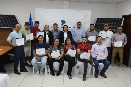 Graduados celebran la culminaci&oacute;n de su formaci&oacute;n t&eacute;cnica en energ&iacute;as solares en Texistepeque y Metap&aacute;n.