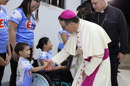 Monse&ntilde;or Mark Gerard Miles comparte con ni&ntilde;os y j&eacute;venes del Centro Don Bosco de P&eacute;rez Zeled&oacute;n, en un ambiente de alegr&iacute;a y cercan&iacute;a inspirado en el carisma de San Juan Bosco.