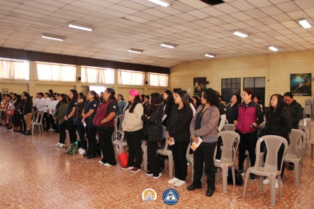 Estudiantes participan en retiro espiritual previo a la Semana Santa.