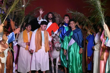 Estudiantes del Colegio Salesiano San Juan Bosco de Granada dramatizan con entusiasmo la entrada triunfal de Jes&uacute;s en Jerusal&eacute;n durante la Judea Salesiana.