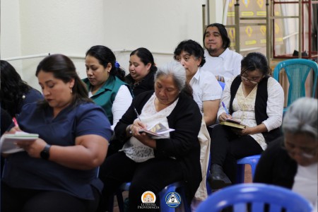 Estudiantes viven un momento de oraci&oacute;n y reflexi&oacute;n durante el retiro cuaresmal, fortaleciendo su encuentro con Dios.