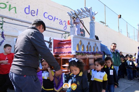 Ni&ntilde;os de preprimaria del Liceo Salesiano de Ciudad de Guatemala cargaron con devoci&oacute;n el anda con la imagen de Jes&uacute;s durante el Viacrucis, en una emotiva jornada de fe vivida junto a sus familias y docentes.