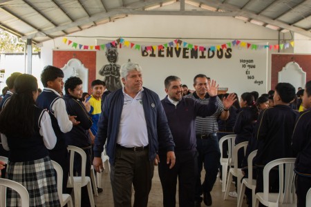 El padre Inspector saluda a los estudiantes durante el acto de bienvenida en el Colegio Salesiano Don Bosco de San Pedro Carch&aacute;.