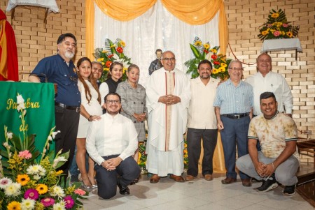 Los nuevos Salesianos Cooperadores, acompañados por sacerdotes, familiares y amigos, celebran el inicio de su misión, tras realizar la promesa en la Parroquia San Benito de Palermo.
