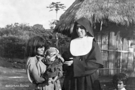 Sor María Troncatti atiendió con amor y maternidad a mujeres y niños en Ecuador, reflejo de su entrega y cuidado por los más necesitados, signo de su vocación misionera y camino hacia la canonización.