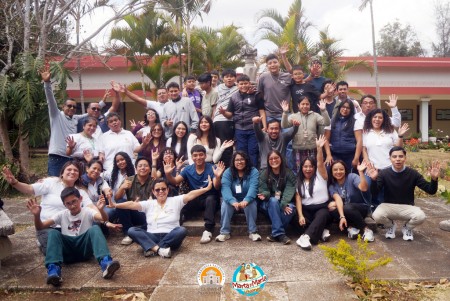 J&oacute;venes de la comunidad Marta y Mar&iacute;a durante un momento de convivencia y reflexi&oacute;n en el retiro espiritual realizado en la sede de Obras Misionales Pontificias.