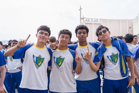 Estudiantes del Colegio Salesiano Don Bosco muestran orgullosamente su dedo marcado, señal de que han ejercido su derecho al voto durante las elecciones de Gobierno Estudiantil 2025.