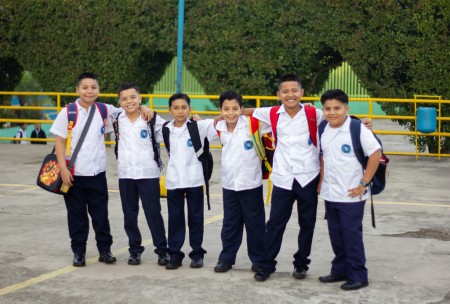 Estudiantes comparten su primer d&iacute;a de clases en la Escuela Anexa San Juan Bosco.