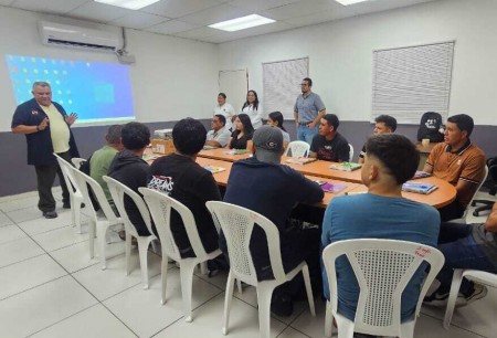 Estudiantes del curso Electricista de 4ª categoría reciben indicaciones en su primer día de clases, marcando el inicio de una formación técnica que impulsa el desarrollo personal y comunitario.