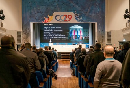 Los capitulares del CG29, reunidos en Turín, participan activamente en las comisiones de trabajo, donde el método sinodal facilita la reflexión y el diálogo profundo sobre los temas clave del futuro de la Congregación Salesiana.