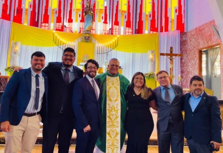 Los nuevos Salesianos Cooperadores posan tras la ceremonia de promesas en la Capilla Mar&iacute;a Auxiliadora, en Santa Tecla.