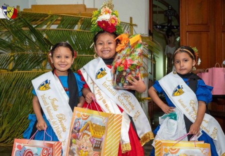 Las ganadoras del certamen India Bonita Infantil 2025 posan con orgullo luciendo sus trajes típicos, símbolo de la riqueza cultural nicaragüense, al culminar la primera edición del evento en el Colegio Salesiano Don Bosco de Masaya.
