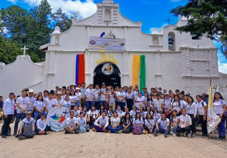 Jóvenes del MJS de San Pedro Carchá participan con alegría en la Peregrinación Jubilar Juvenil 2025, fortaleciendo su fe y espíritu comunitario.