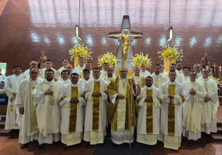 Los cuatro nuevos diáconos salesianos comparten con los sacerdotes y hermanos de la comunidad, celebrando con alegría su consagración al servicio de la Iglesia y de los jóvenes.