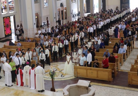 Este sacramento marca un hito personal para cada uno de los 69 jóvenes, siendo un testimonio vivo de la fortaleza y vitalidad de la comunidad salesiana.