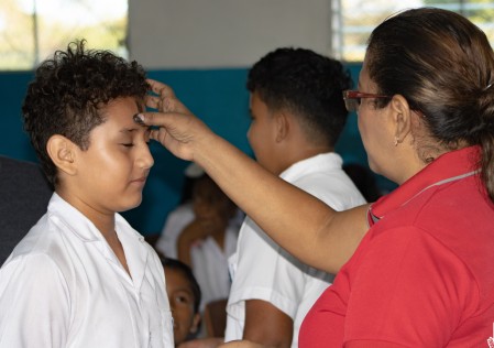 Un estudiante de la Escuela Anexa San Juan Bosco recibe la imposición de la ceniza durante la Celebración de la Palabra, iniciando con fe el camino de Cuaresma.