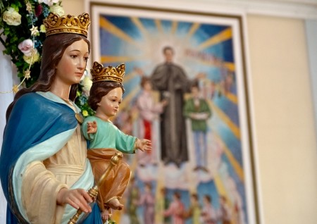 María Auxiliadora, ruega por nosotros. Y como decía Don Bosco: “Confía en María Auxiliadora y verás lo que son los milagros”.