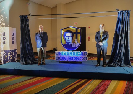 Lanzamiento del nuevo logo de la Universidad Don Bosco, un símbolo de su evolución y compromiso con la excelencia educativa y el legado salesiano.