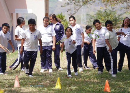 Estudiantes de quinto primaria participan con entusiasmo en dinámicas de destreza durante su retiro espiritual.