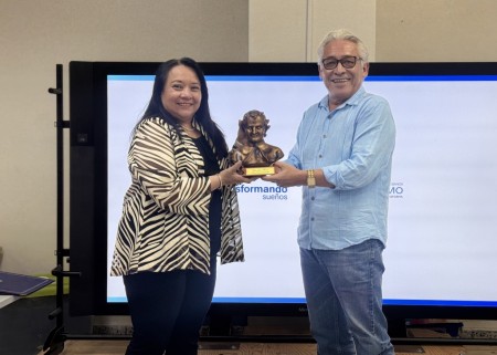 Nelson Cruz entrega la dirección a Lilia Ivett Padilla en un acto simbólico. Padilla asume el compromiso de fortalecer la misión de FUSALMO.