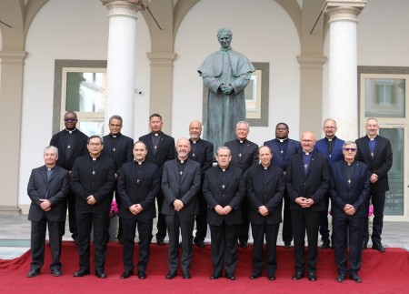El Rector Mayor, padre Fabio Attard, junto al nuevo Consejo General, durante la primera reunión plenaria del sexenio en la Sede Central Salesiana en Roma.