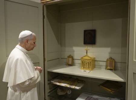 El papa Le&oacute;n XIV ora en la habitaci&oacute;n de Don Bosco en la Bas&iacute;lica del Sagrado Coraz&oacute;n de Jes&uacute;s, en clima de recogimiento y comuni&oacute;n con la Familia Salesiana.