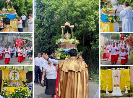 Miembros activos de los grupos parroquiales, llevaron en un anda conmemorativa del jubileo a Jesús Sacramentado.