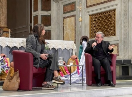 El padre Fabio Attard dialoga con j&oacute;venes del Movimiento Juvenil Salesiano en la Bas&iacute;lica del Sagrado Coraz&oacute;n de Roma, en el marco del Triduo preparatorio para la Fiesta de San Juan Bosco.