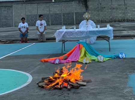 La celebración fue un encuentro con la fe y la comunidad, fortaleciendo el vínculo entre los jóvenes y Jesús Resucitado.