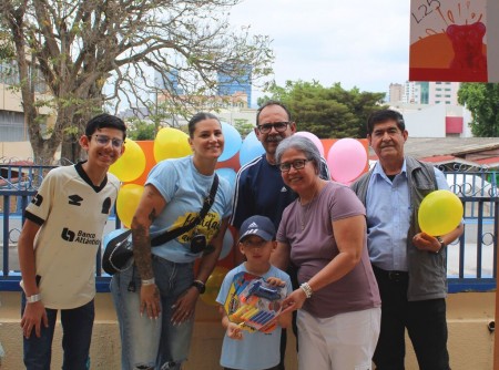 Familias, exalumnos y amigos disfrutando de las actividades de la Kermesse 2024 en el Instituto Salesiano San Miguel, un evento tradicional que celebra la convivencia y el carisma salesiano en Tegucigalpa.